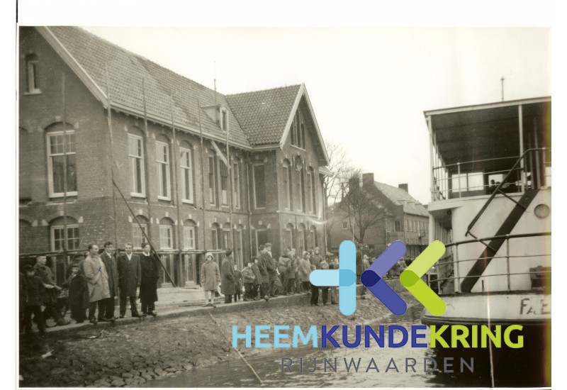 Hoogwater met de Wilhelmien naar Spijk x = Jonker, Fielb, Gerard F00001546